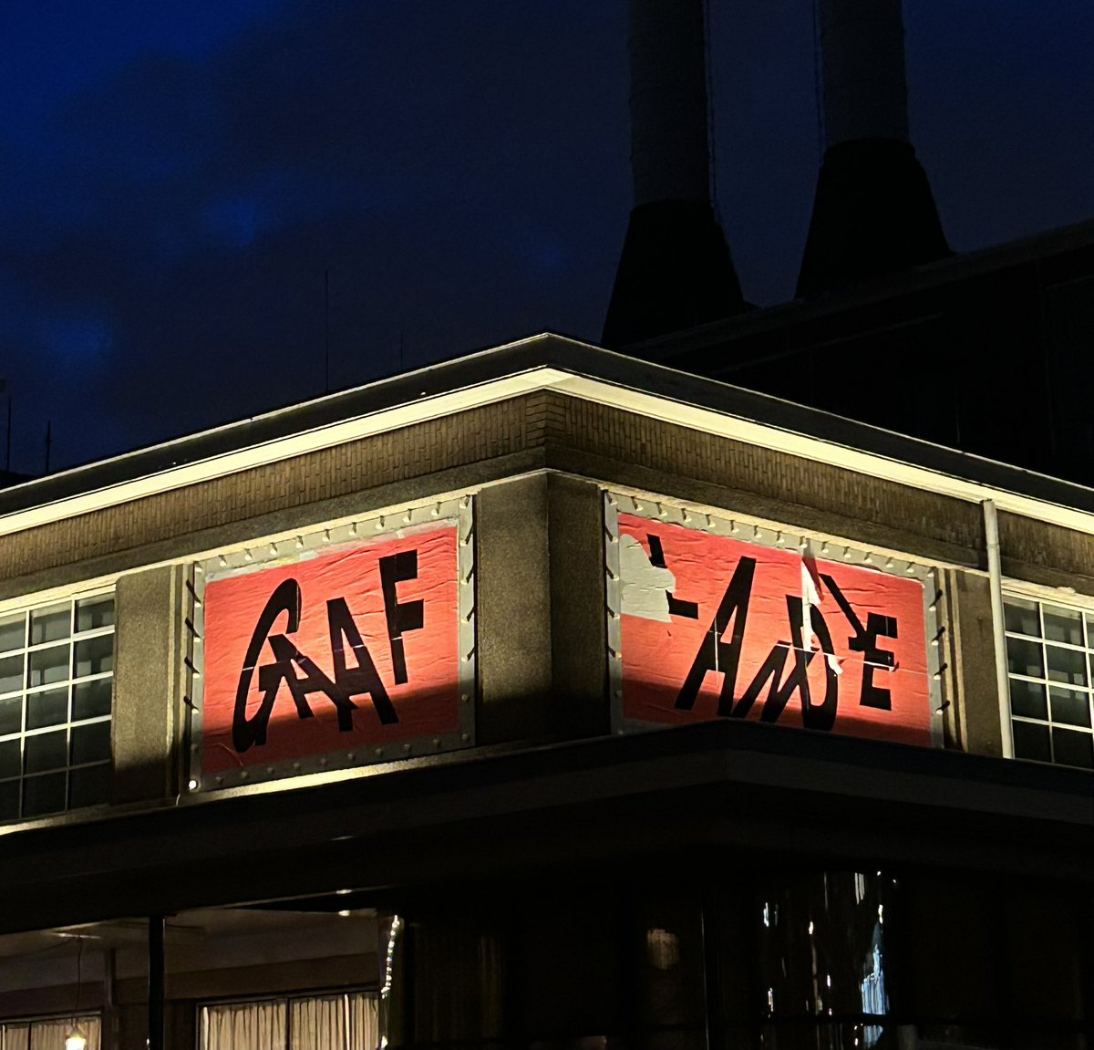 Kijk het landje nou toch lijden,
hier een scheur en daar een flard,
het benne bizarre tijden,
gaat me toch wel aan het hart.
#dagdicht