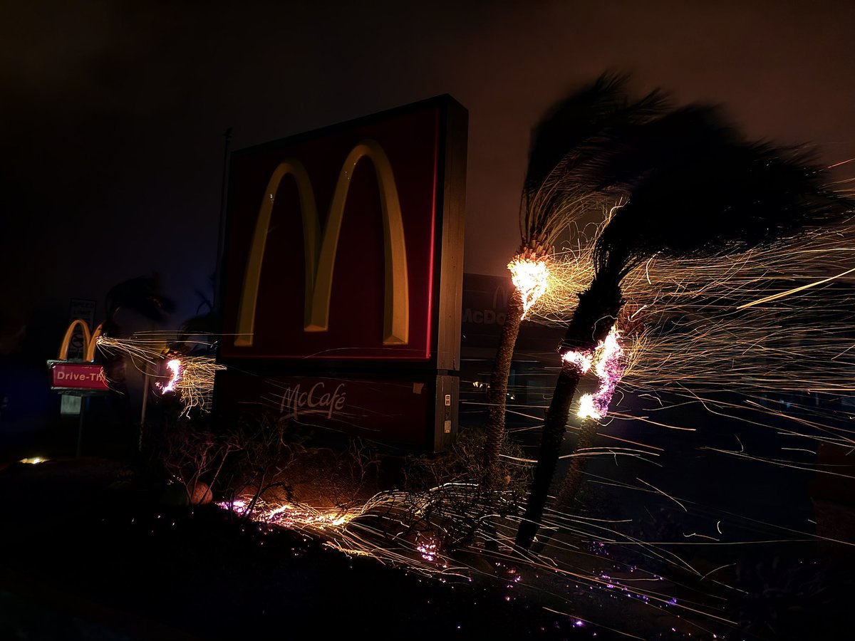 stuartpalley's tweet image. Alright I'm back for this fire siege. At the #eatonfire where the senior home was evacuated and a mcdonald's is on fire in Altadena.