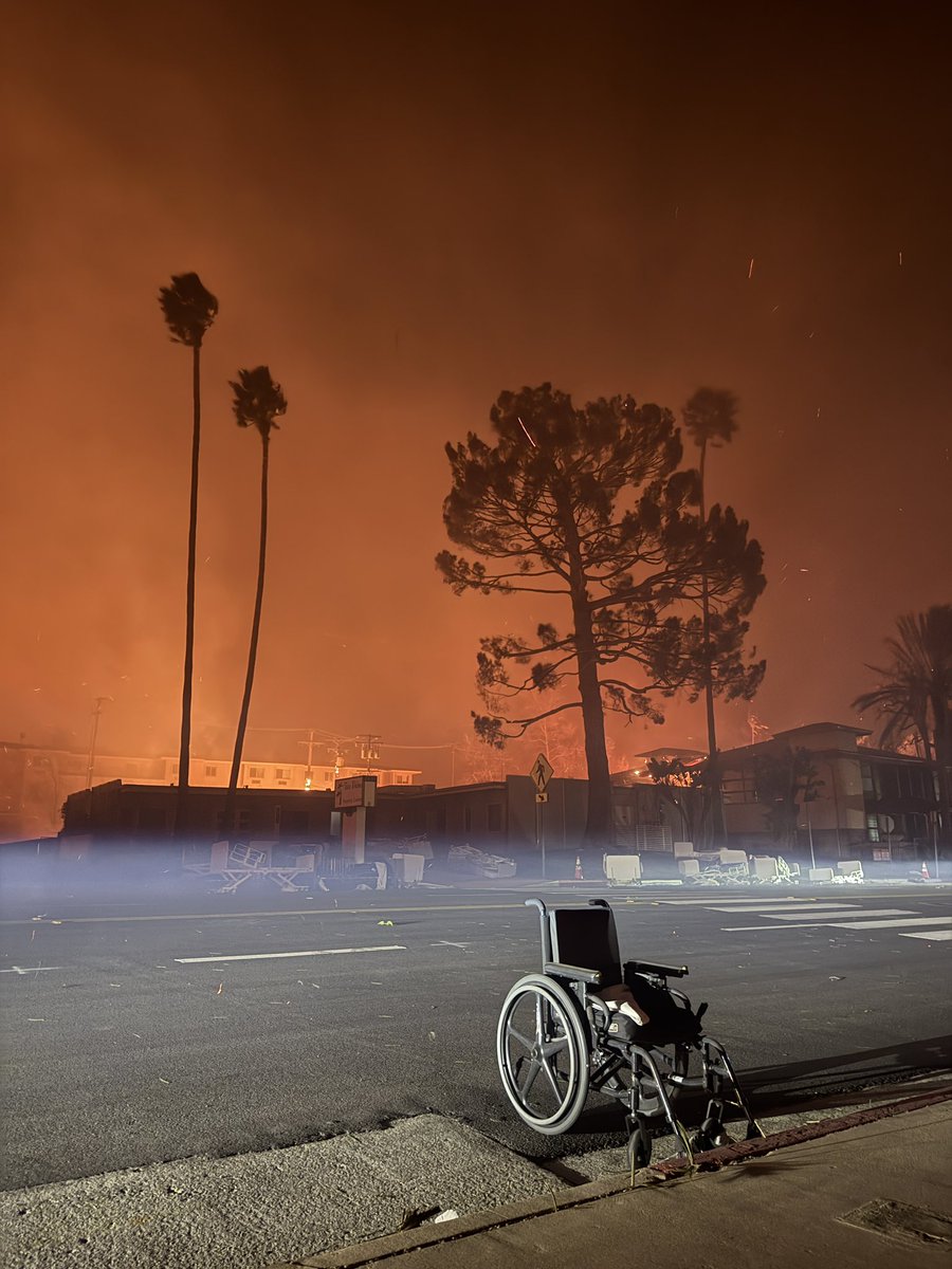 stuartpalley's tweet image. Alright I'm back for this fire siege. At the #eatonfire where the senior home was evacuated and a mcdonald's is on fire in Altadena.