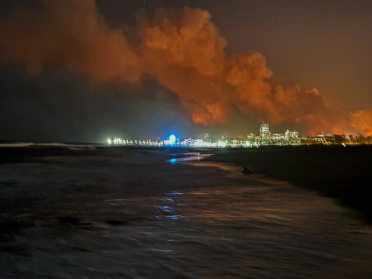 stuartpalley's tweet image. Earlier tonight on the beach in Santa Monica looking at the #PalisadesFire from the great western firebreak (pacific ocean)