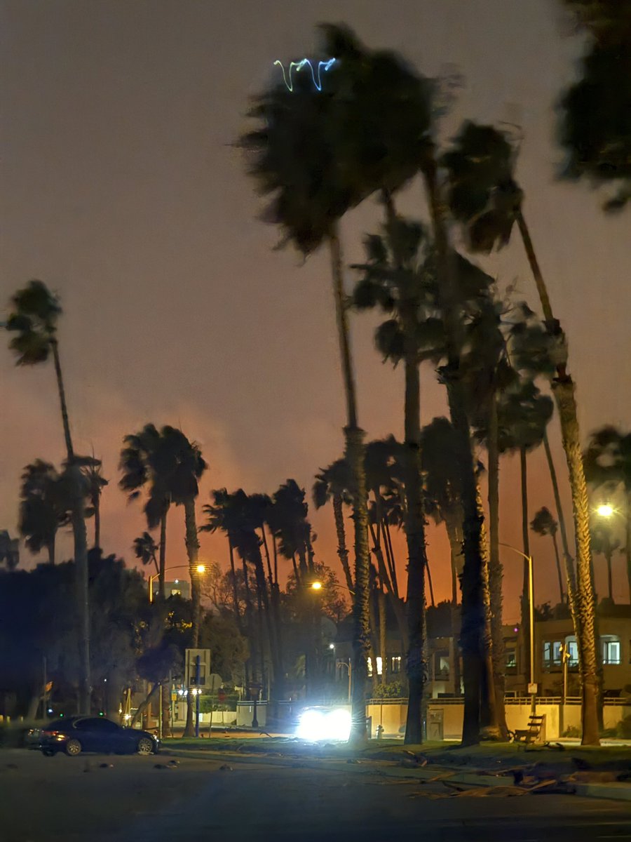 stuartpalley's tweet image. Earlier tonight on the beach in Santa Monica looking at the #PalisadesFire from the great western firebreak (pacific ocean)