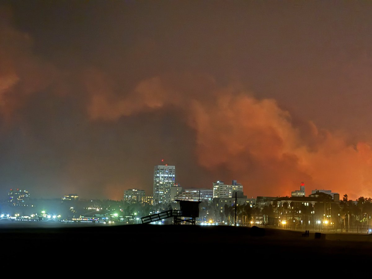 stuartpalley's tweet image. Earlier tonight on the beach in Santa Monica looking at the #PalisadesFire from the great western firebreak (pacific ocean)