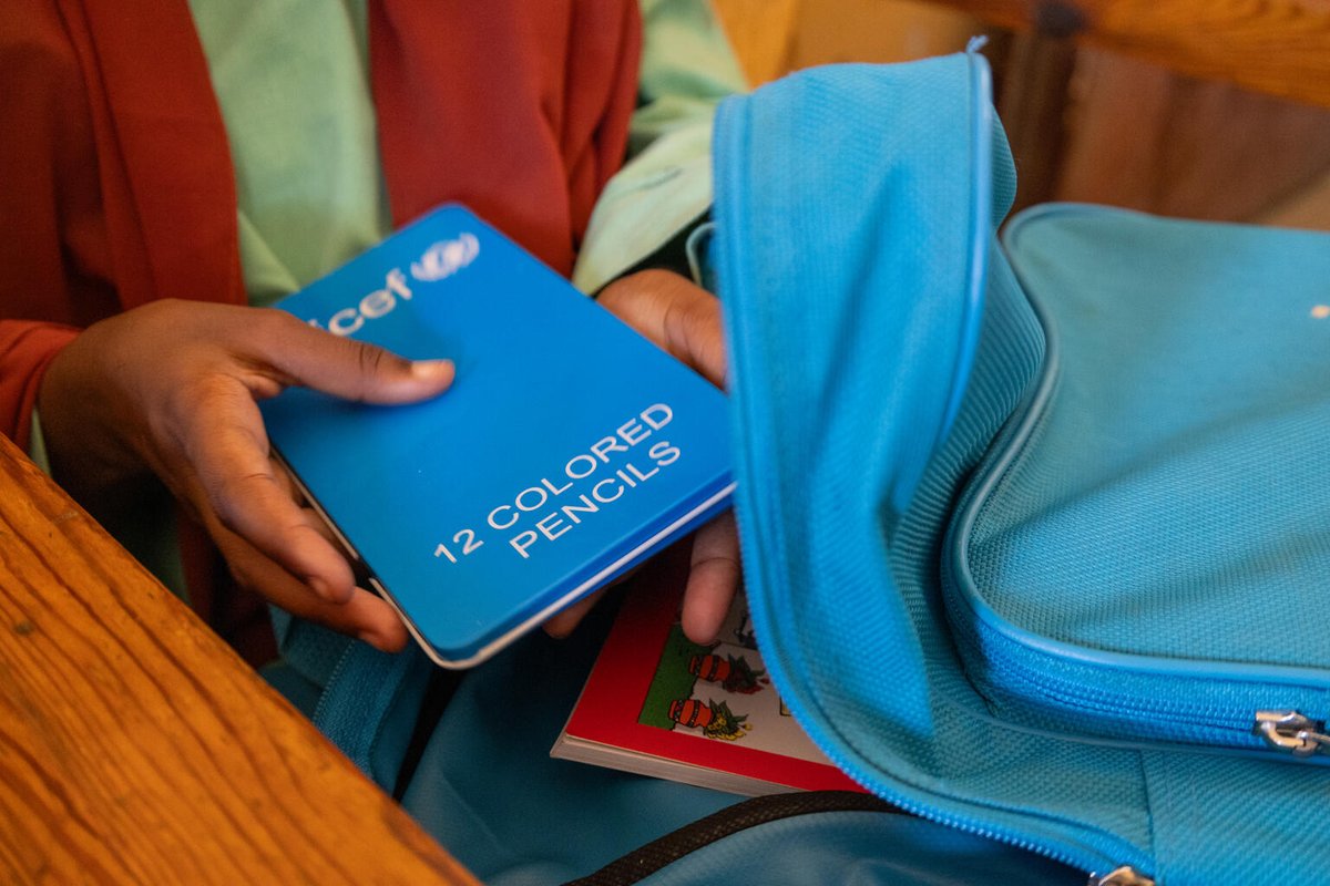 Hoy, muchas niñas y niños vuelven a clase. Wisam, en Sudán, también regresa al colegio, con una mochila y unos ojos llenos de esperanza.  
Gracias a vuestro apoyo, niños desplazados como ella pueden retomar su educación, incluso en medio del conflicto 💙