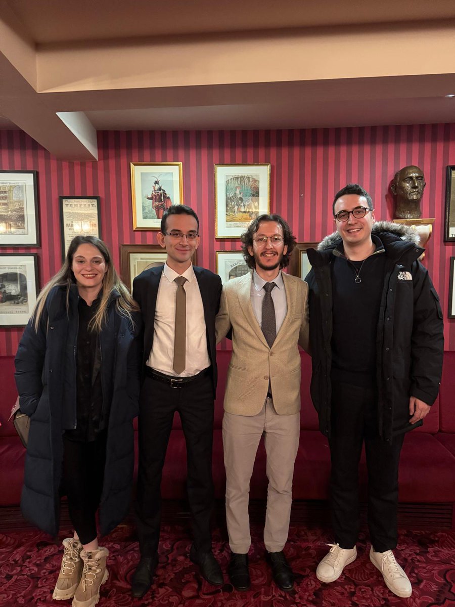 Bazen X çok keyifli oluyor. X üzerinden bulup bilet iletip birbiriyle tanıştırdığım 4 Türk öğrenci, dün akşam Londra'daki Royal Opera House'da.