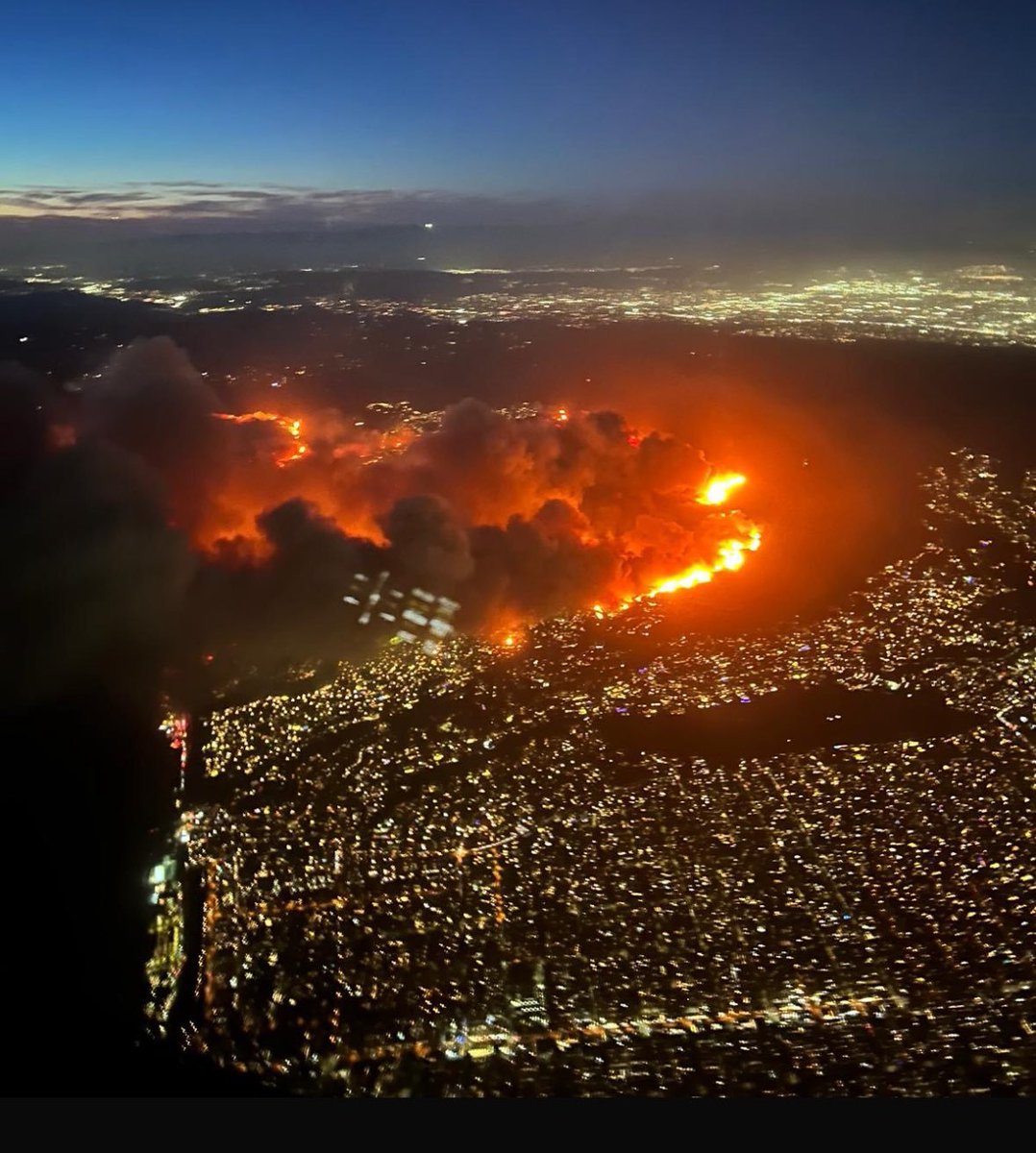 Gato_a_obscuras's tweet photo. 🚨🔥 California está en llamas ésta noche.

La velocidad del viento ha sido un factor acelerador y se prevé que pueda llegar a una catástrofe, por que los refugios ADECUADOS en INVIERNO serán escasos.

se declaró estado emergencia, ante lo evidente. https://t.co/mHs5OmqQVc