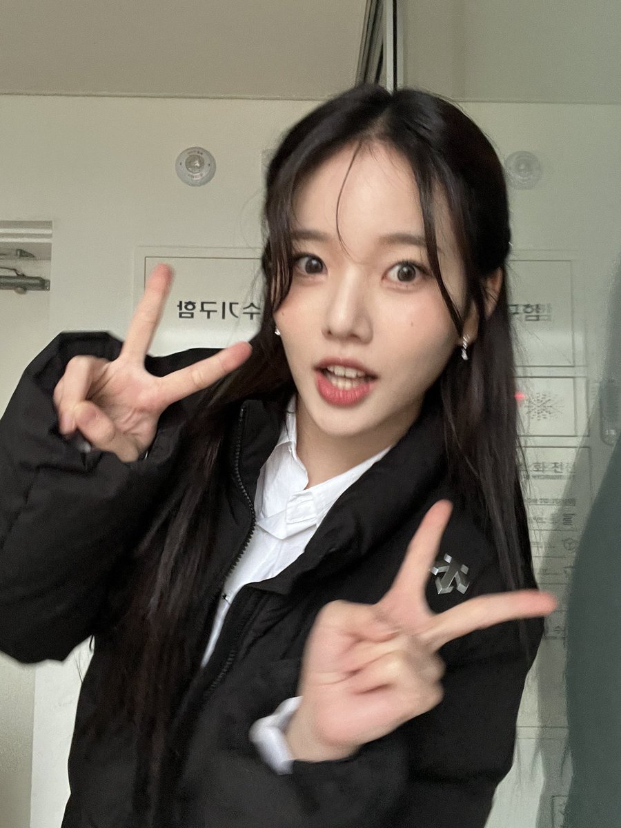 by_Weeekly's tweet photo. [#이수진]
찾아따! 셀카 스팟📸

#Weeekly #위클리
#LeeSoojin https://t.co/U7kLhD7sxe