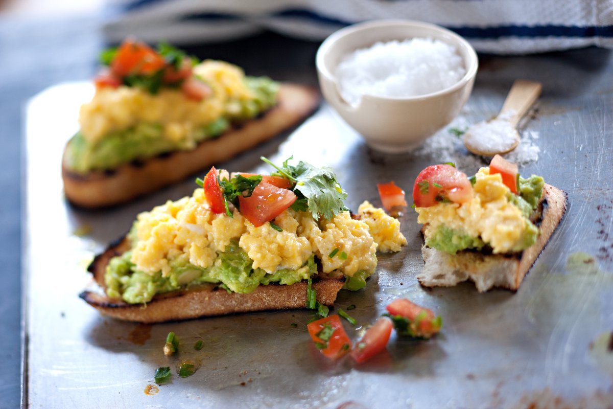 SCRAMBLED EGGS WITH MASHED AVOCADO

A super quick and nutritious way to start the day.

fairburnseggs.co.uk/our-recipes/br…