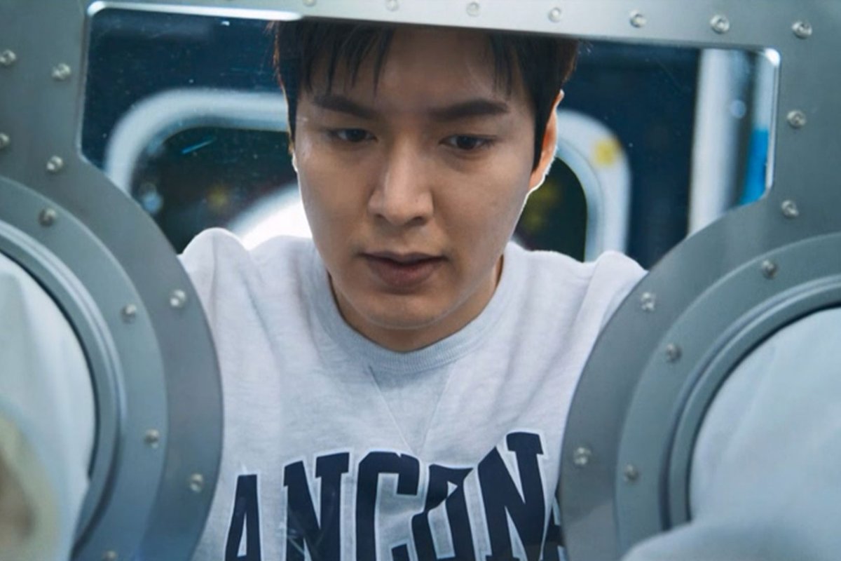 우주 도착 후 바쁘다 바빠 이민호의 하루

멀미                                       기절

무중력 적응                           수술