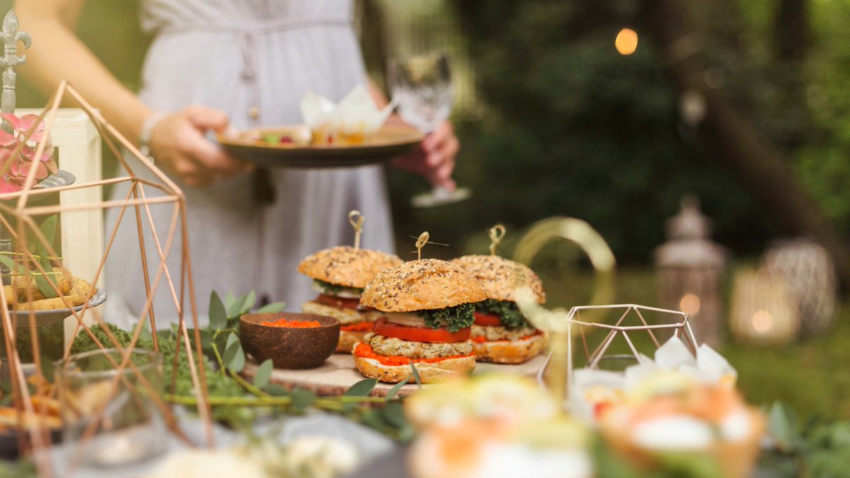 🥦 It’s #Veganuary -  many people will be adopting a vegan or vegetarian diet during January, or for longer. 

An increasing number of people are reducing the amount of meat in their diets - so should all event catering be plant-based?

kinaevents.com/should-event-c… 

#eventprofsuk