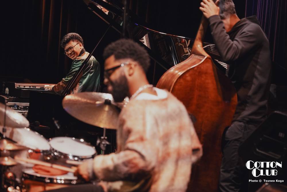 COTTON CLUB (@cottonclubjapan) on Twitter photo 【LIVE PHOTO📸】
JOEY ALEXANDER
ジョーイ・アレキサンダー
2025 1.6 mon.
全ライヴ写真はこちら▶︎x.gd/cPamA
photo by Tsuneo Koga
<Member>
#JoeyAlexander (p) / <a href="/_JoeyAlexander/">Joey Alexander</a>
#KrisFunn (b)
#JonathanBarber (ds) 【LIVE PHOTO📸】
JOEY ALEXANDER
ジョーイ・アレキサンダー
2025 1.6 mon.
全ライヴ写真はこちら▶︎x.gd/cPamA
photo by Tsuneo Koga
<Member>
#JoeyAlexander (p) / <a href="/_JoeyAlexander/">Joey Alexander</a>
#KrisFunn (b)
#JonathanBarber (ds)