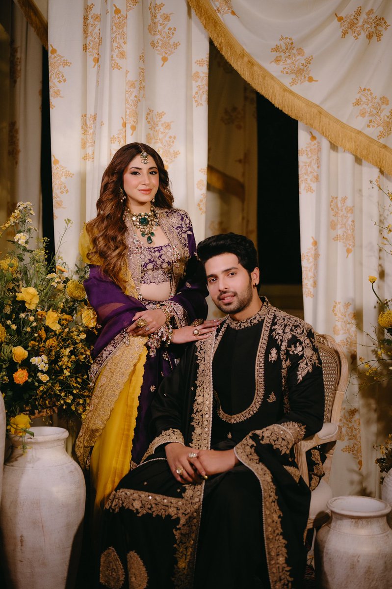 ArmaanMalik22's tweet photo. welcome to our Mehfil-e-Mehendi ✨ where every song, every smile and every moment, only added to the warmth and love in the air @AashnaShroff 🖤 https://t.co/9FitdvSzYc