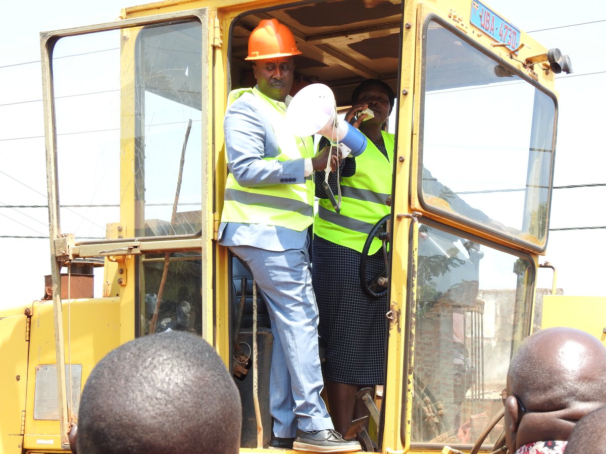 Authorities in Kiryandongo district have launched a 530 million Uganda shillings road construction project in Diima and Nyamahasa sub-counties under the Uganda Support to Municipal Infrastructure Development-Additional Funding (USMID-AF) <a href="/Usmid_AF/">USMID - Additional Financing Program</a> <a href="/OPMUganda/">Office of the Prime Minister - Uganda</a> <a href="/MoICT_Ug/">Ministry of ICT&NG</a> <a href="/mofpedU/">Ministry of Finance</a>