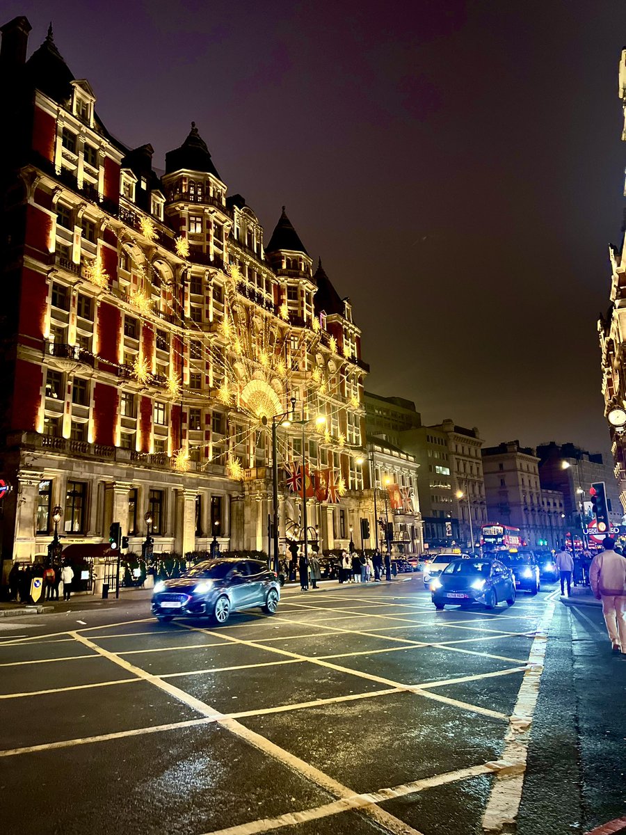 Gjoamd's tweet image. Londres , Inglaterra 🏴󠁧󠁢󠁥󠁮󠁧󠁿 para fin de año 2K24 🎊🍾❤️