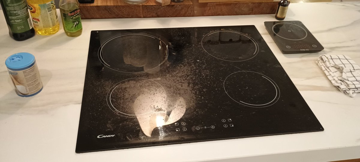 drozdov_svyat's tweet image. Как убрать жир с плиты за 2 минуты?

Смешайте 1 ст. л. соды и 1 ст. л. уксуса, нанесите на загрязнение и оставьте на 1 минуту. Протрите губкой – жир уйдёт без усилий! 💡🧽  

Подписывайтесь, чтобы узнать ещё больше лайфхаков для чистоты! 🧼✨  

#ЧистотаЛегко