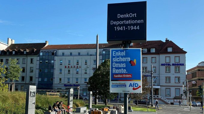Die AfD sollte sich mit Äußerungen zur Platzierung von Wahlwerbung bedeckt halten.
2021 hatte die #AfDnee ein Wahlplakat an einem #Holocaust-Denkmal in Würzburg platziert. Und das war nicht projiziert.