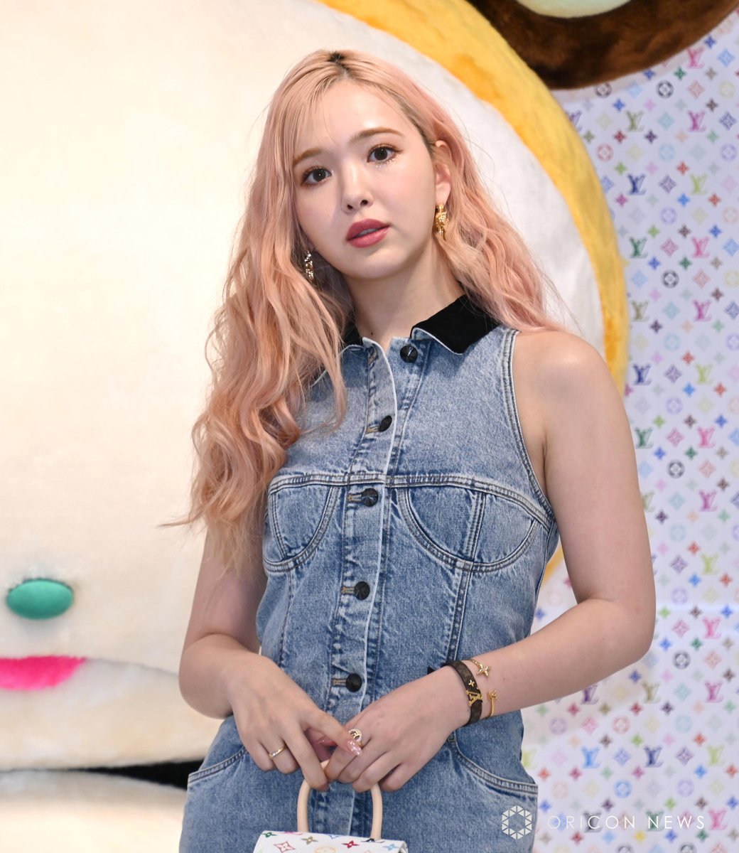 藤田ニコル、派手かわいいピンク髪姿💕 ルイ・ヴィトンまとい