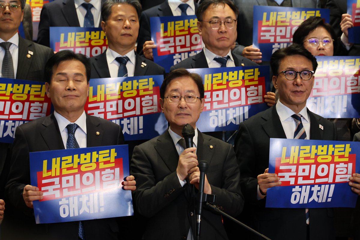 bkfire1004's tweet image. 198 석 
2석 모자란 찬성으로 내란특검법 부결

기죽지마
민주당 화이팅 
끝까지 가봅시다. 
힘내세요 !
ㅡ 무수한 격려 문자가 오고있습니다. 

다시 옹골차게 특검법 재추진하겠습니다.