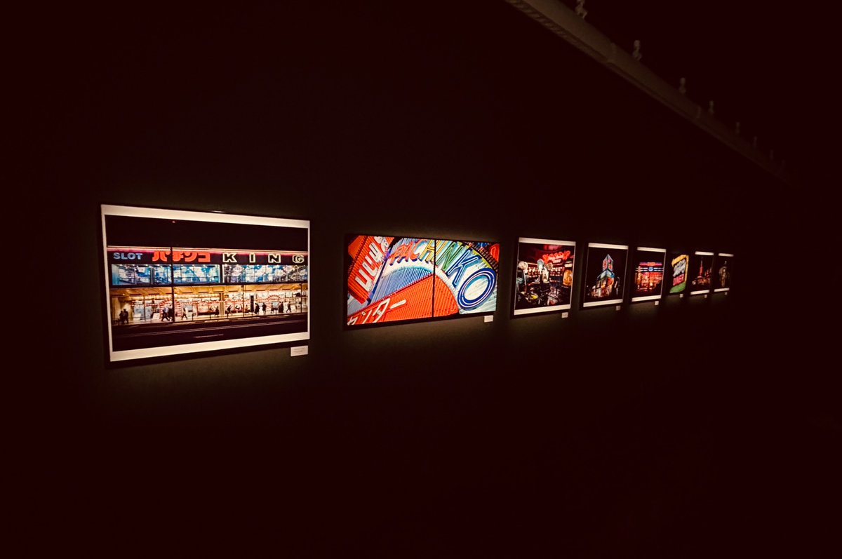 sign_display_'s tweet photo. 昨日より #キヤノンギャラリー 銀座で開催の #中村治 写真展「NEON TOUR」。
チェルシーホテルや#FR2梅など、何気なく見ている景色も、同氏の作品で見ると、#ネオン がいつもと違う表情を見せるのは不思議。
年始から #ネオン浴 、最高です！

東京では18日まで、大阪では3月4日から開催。
#NEONTOUR https://t.co/XmVhoWYGe4