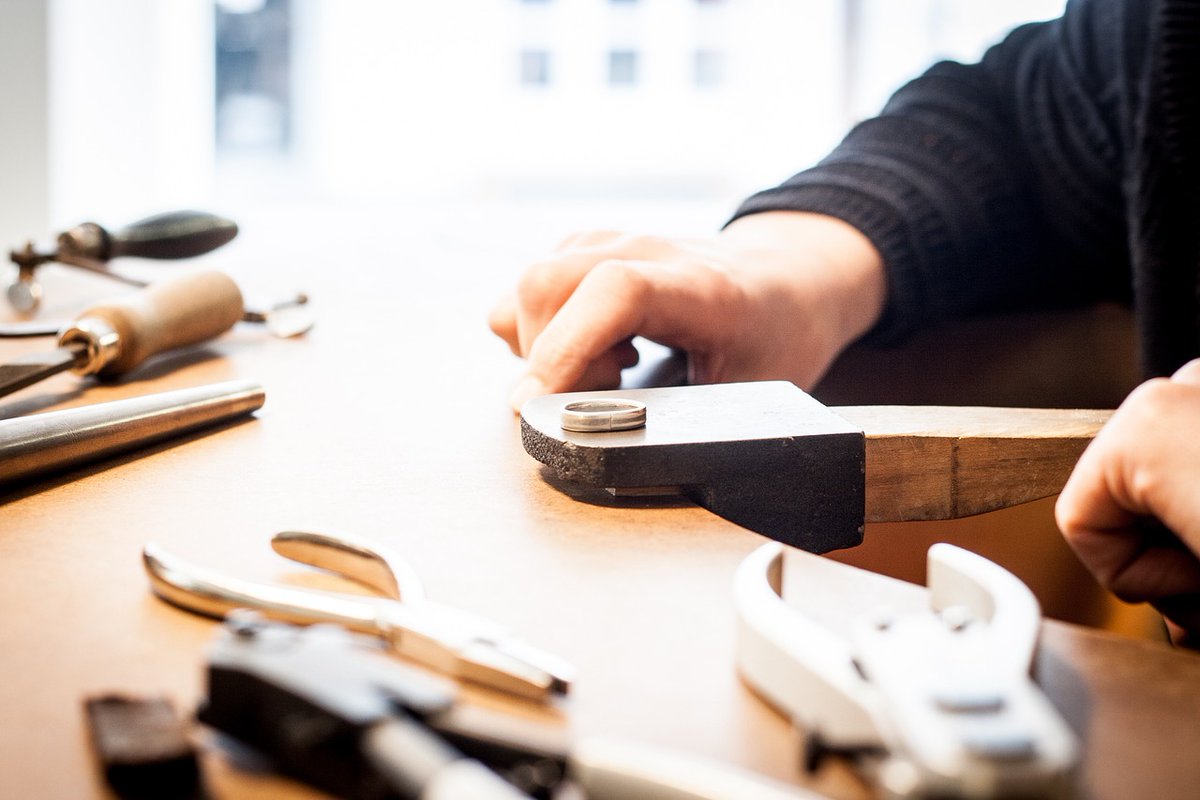 Ontdek morgen tijdens de introductieworkshop goudsmeden of deelname aan de cursus Goudsmeden iets voor jou is! Wil je graag deelnemen, meld je dan snel aan! ap.lc/YNnjb