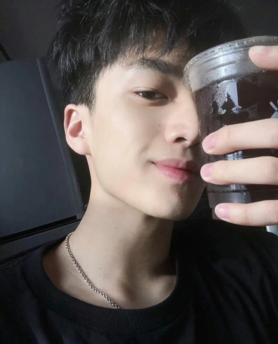 Skylarrui's tweet photo. 张康乐怎么这么帅 https://t.co/FcloU5AWqL