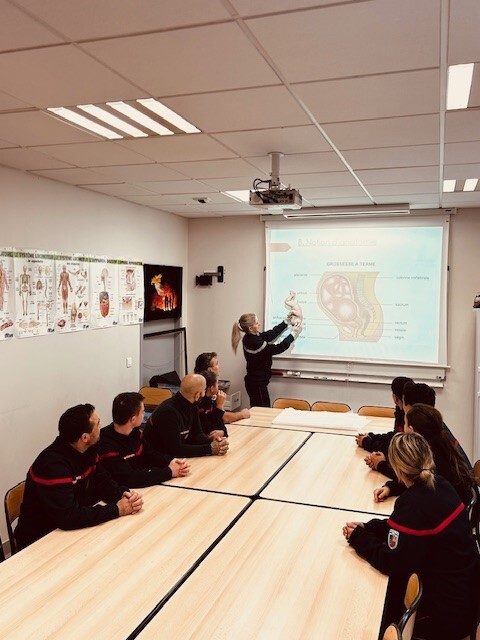 [Formation Accouchement] 

Les #sapeurspompiers du centre de secours et d'incendie de #Boussières ont suivi plusieurs formations sur l'accouchement , encadrées par une sage femme du CHU de Besançon et sapeur-pompier volontaire à Boussières.

📸 COM/SDIS25