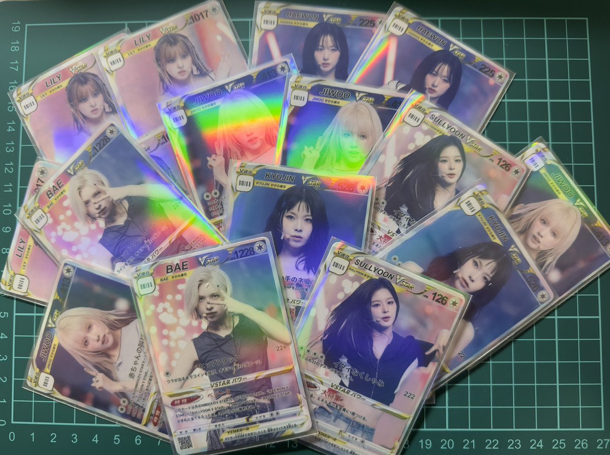 jiwoooomixx's tweet photo. ソンムル完成してきた✨🎁
だいたい全体で100枚（メンバーあたり17枚？）くらいあると思うので当日はトレカ配りおじさんになります🥸
自分なりに作って大したものじゃないけど良かったら貰ってください🥺
(ちなみにトレカの左下にQRあるので読み取るとﾅﾆｶｱﾙﾖ😳) https://t.co/POi5QMuxh7