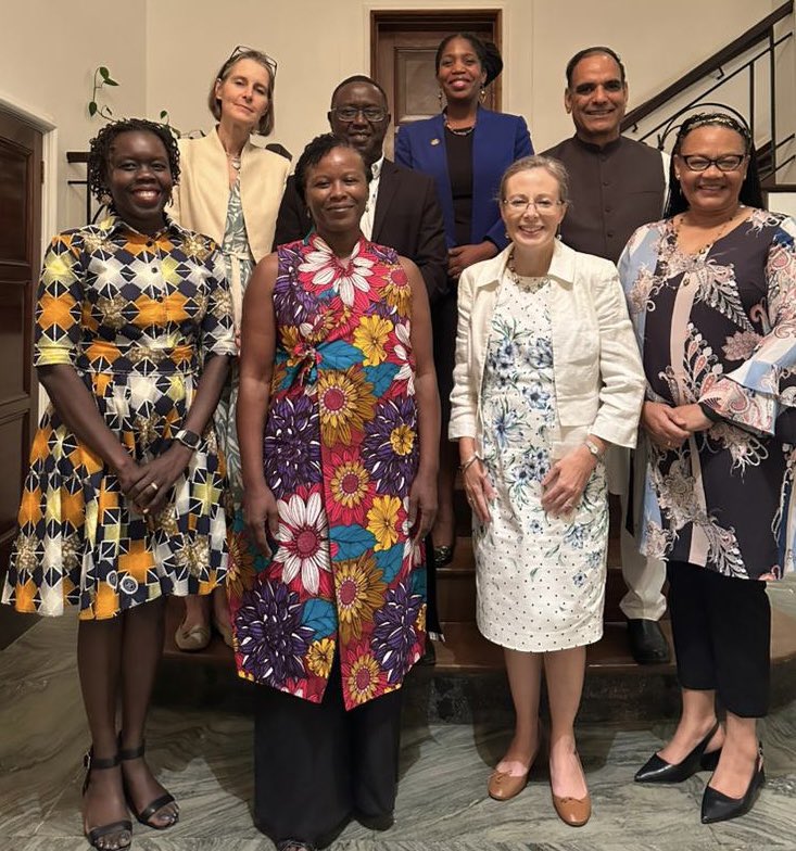 MYoungFCDO's tweet image. Delighted to host a warm welcome dinner for new @UnitedNationsTZ Resident Coordinator @SusanNamondo 

Our UN colleagues in Dar are key 🇬🇧🇹🇿 partners to help support delivery of the sustainable development goals here in Tanzania across all priority areas