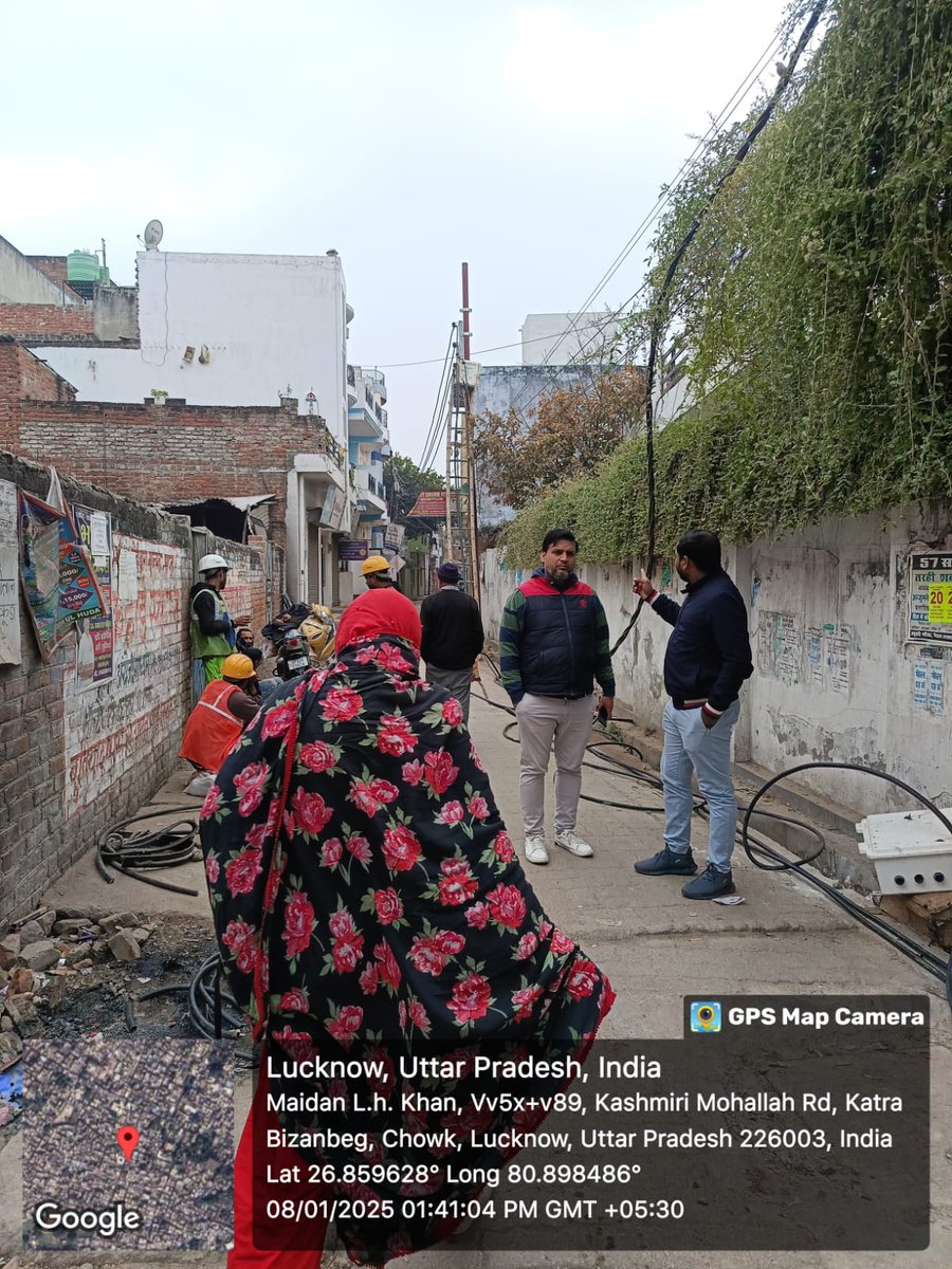 EusdChowk's tweet photo. लखनऊ मध्य क्षेत्र के विक्टोरिया चौक उपकेंद्र के संवेदनशील व हाई लाइन लॉस फीडर सर्गा पार्क के मैदाने एल एच ख़ां क्षेत्र में LT armoured cable व armoured सर्विस केबल लगाने का कार्य किया जा रहा है जिससे कि संगठित विद्युत चोरी को समाप्त किया जा सके। @aksharmaBharat @ChairmanUppcl https://t.co/uNBcYdmKId