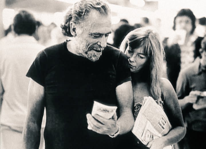 “Las mujeres, las buenas mujeres, 
  me daban miedo porque a veces 
    querían tu alma, y lo poco que 
       quedaba de la mía, quería 
          conservarla para mí.”

          - Charles Bukowski