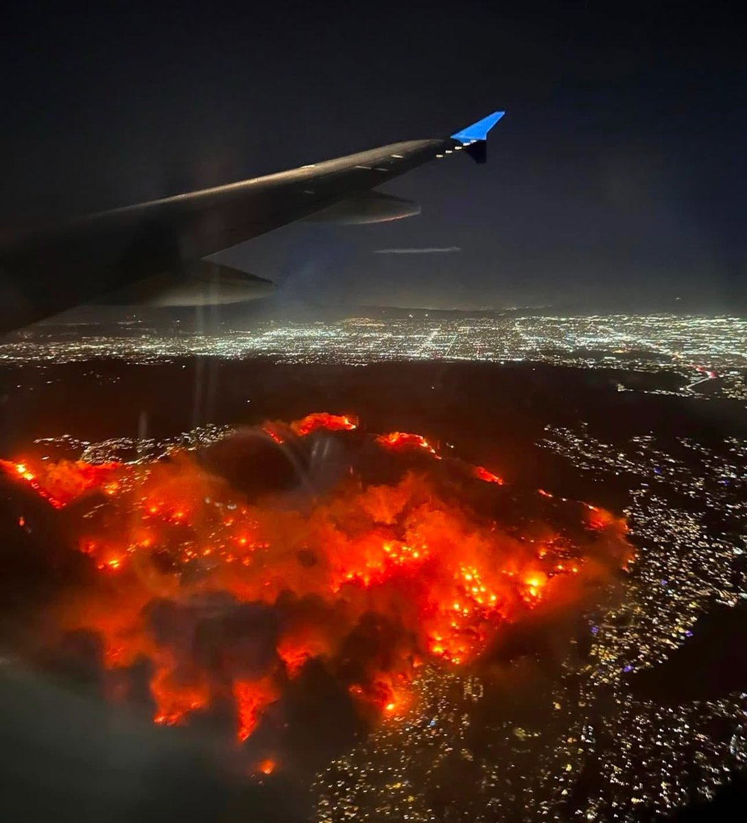 TechnologyThesp's tweet image. Palisades fires are blazing

Hopefully people and animals can    
          get out of harms way! 

    Los Angeles California is on fire 
                           again…

     I’m praying send your prayers!