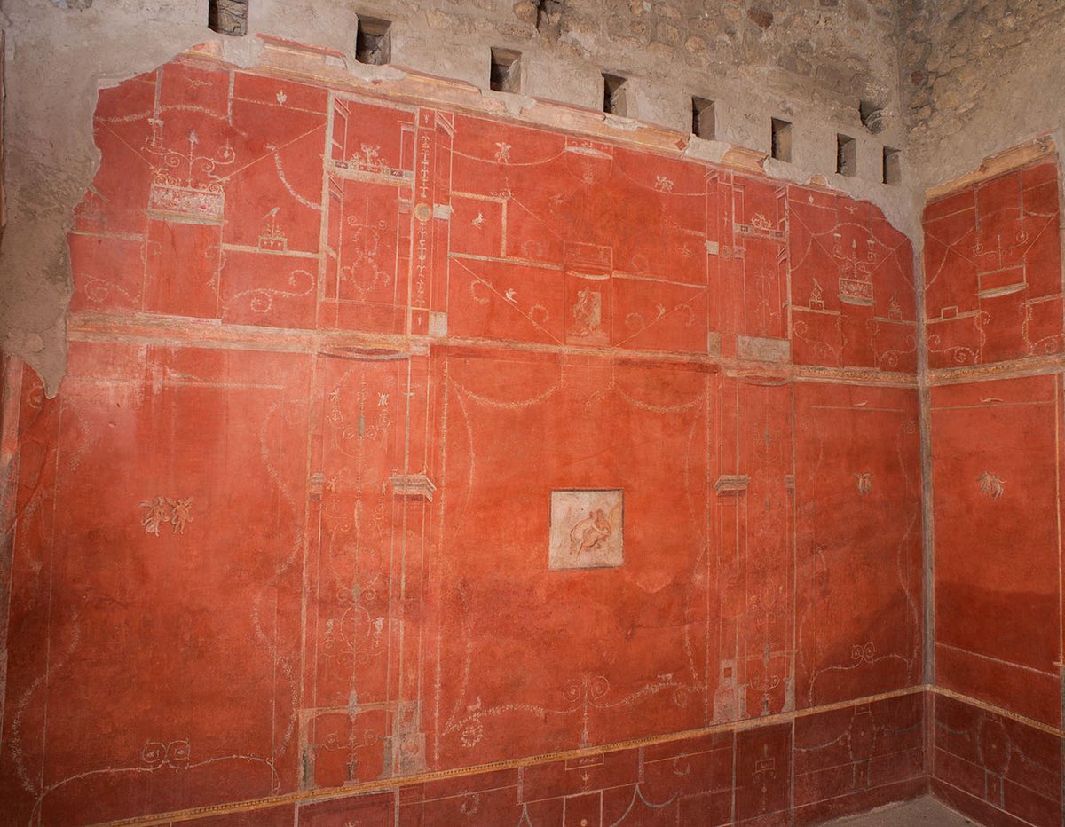 House of the red walls
The original layout of the building dates back to the Republican age and has changed significantly after the earthquake of 62 AD.