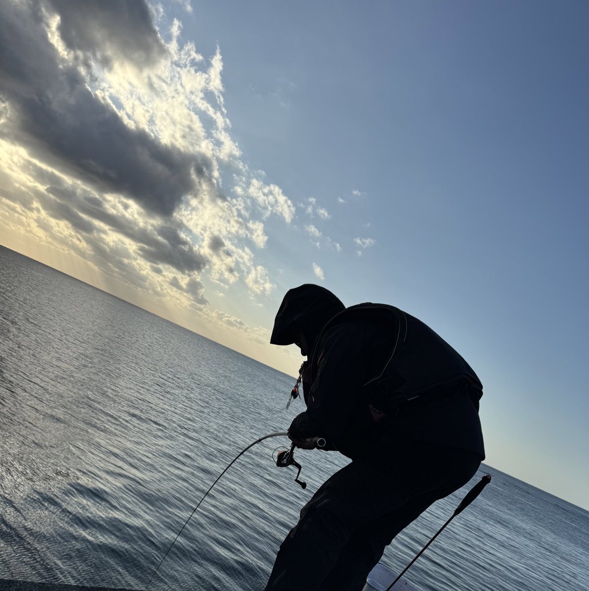 nakaima0815's tweet photo. 初釣り🎣
安岡の鬼才と最高の釣りが出来ました😊
鬼才が61.5のチヌマン釣って俺が51のサンノジ釣って今年幸先良すぎて逆に怖い🤣
アテンダーIIIの曲がりに惚れた😍
今年始まったばかりだから記録の年にします🫡
とりあえず尾長釣ること💪🏻
#がまかつ
#サンライン
#アテンダーIII https://t.co/7ZJ03W5NzO