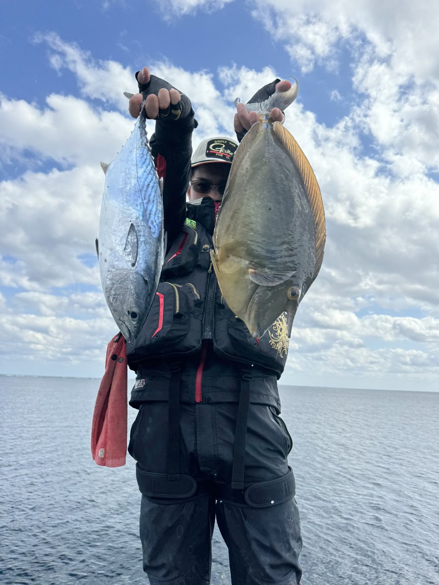 nakaima0815's tweet photo. 初釣り🎣
安岡の鬼才と最高の釣りが出来ました😊
鬼才が61.5のチヌマン釣って俺が51のサンノジ釣って今年幸先良すぎて逆に怖い🤣
アテンダーIIIの曲がりに惚れた😍
今年始まったばかりだから記録の年にします🫡
とりあえず尾長釣ること💪🏻
#がまかつ
#サンライン
#アテンダーIII https://t.co/7ZJ03W5NzO