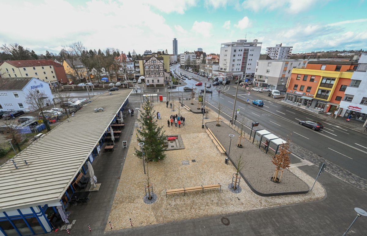 Gestern haben wir den Mögeldorfer Plärrer in #Nürnberg eröffnet. Die Umgestaltung erfolgte unter anderem wegen des 1.000-jährigen Jubiläums des Stadtteils. Der Mögeldorfer Plärrer ist nun barrierefrei und bietet mit zwölf neu gepflanzten Bäumen mehr Grün und mehr Schatten.

(1/2)