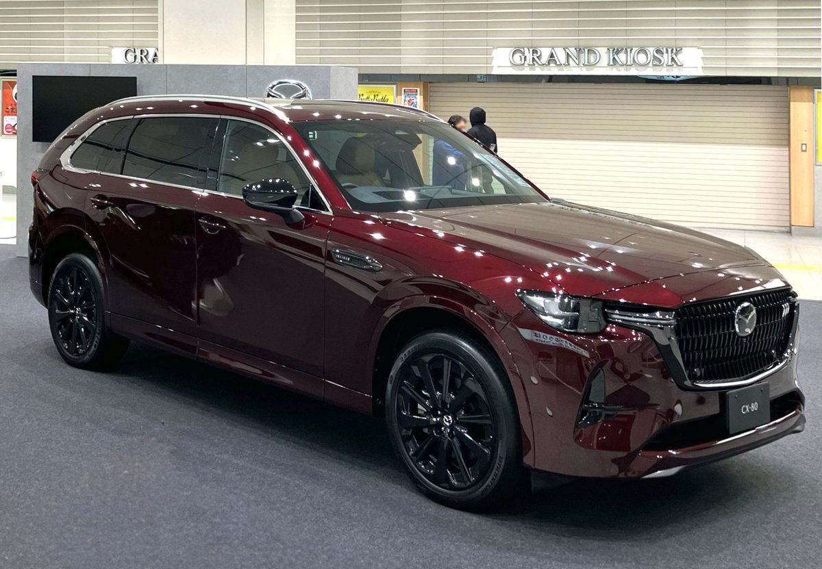 MAZDA_CX80_PR's tweet photo. 本日、東京駅での #CX80展示 イベントの初日を迎えました🙌
さっそく、マツダ車のオーナー様にお声がけいただきました♪

開場時間は、平日10～20時、土日祝日は、9～18時です。1/21まで、皆さまのご来場お待ちしています！ https://t.co/K3Ht5CxMM1