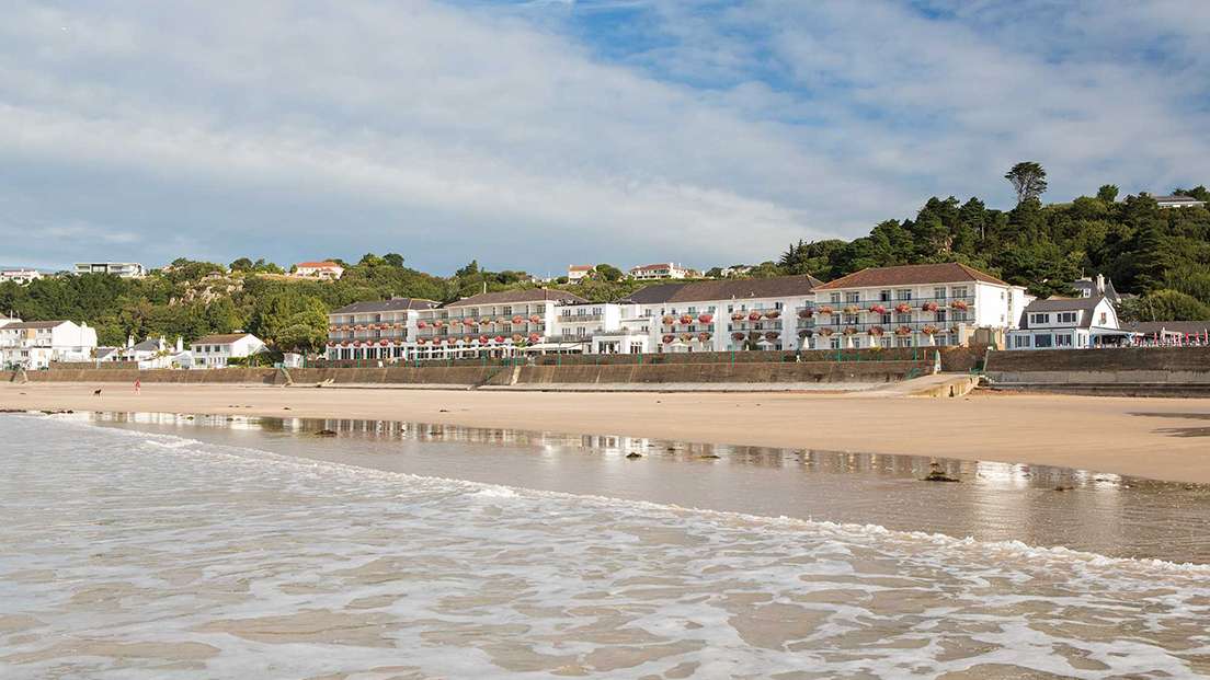 L'Horizon Beach Hotel &amp; Spa in #Jersey has a hint of the Mediterranean yet boasts an unmistakably British vibe. Built in 1850 by George Hicks, a colonel in the Bengal Army, the hotel’s stylish interior is calm and elegant, with abundant space and natural light.

#weddingvenue