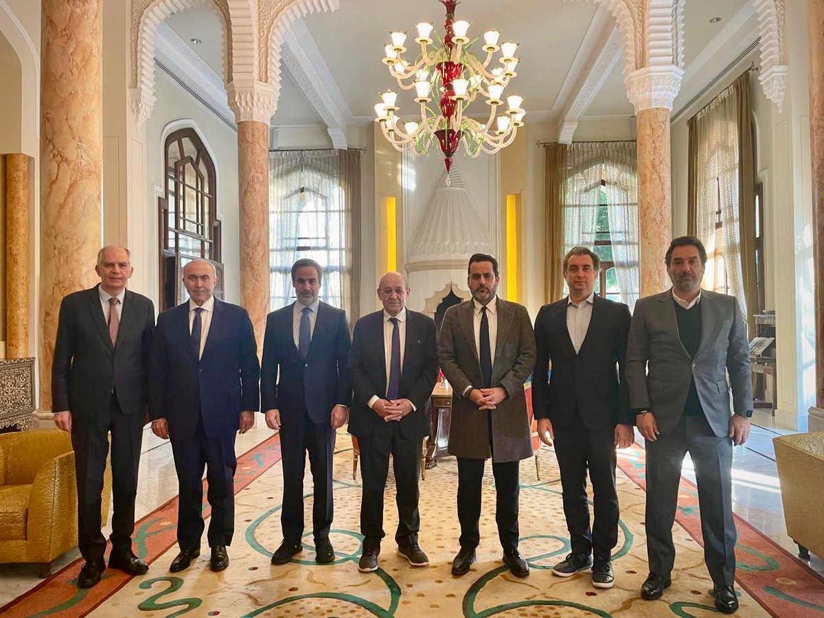 التقى النائبان ميشال معوض وفؤاد مخزومي ممثلين كتلة تجدد، وبحضور نواب تحالف التغيير ميشال الدويهي ووضاح الصادق ومارك ضو، الموفد الفرنسي جان إيف لودريان على مائدة إفطار في قصر الصنوبر بحضور السفير الفرنسي هيرفي ماغرو.
وتناول اللقاء ملف الانتخابات الرئاسية، وسط تأكيد الحاضرين ضرورة