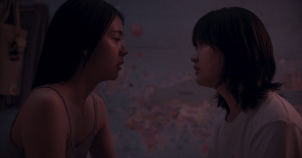 ‘แฟลตเกิร์ล ชั้นห่างระหว่าง เ ร า’

เรื่องราวของสองสาววัยรุ่นลูกตำรวจ ณ แฟลตแห่งหนึ่ง ที่แม้จะมีฐานะต่างกัน แต่ความสัมพันธ์ไม่เคยมีระยะห่าง 

วันหนึ่งมิตรภาพของพวกเธอถูกท้าทายด้วยรสชาติของการเป็นผู้ใหญ่

#FLATgirls
กำกับโดย แคลร์ จิรัศยา วงษ์สุทิน

6 กุมภาพันธ์นี้ ในโรงภาพยนตร์