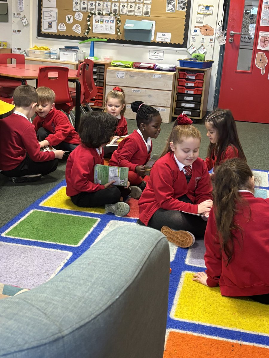 Some group reading for our morning starter to explore our weekly dandelion reader! <a href="/StTeresasPS/">St. Teresa's Primary</a> #co-operativelearning ⭐️