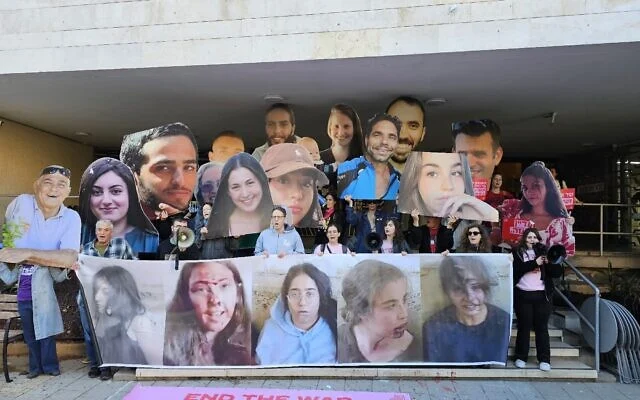 Sanaya10998's tweet photo. Families of the hostages protest at Likud headquarters, demanding action to bring them back home and end the war. Humanity must come first. 🕊️

#BringThemHomeNow #Hostages #EndTheWar #PeaceForAll #HopeForFreedom https://t.co/2nto5y321p
