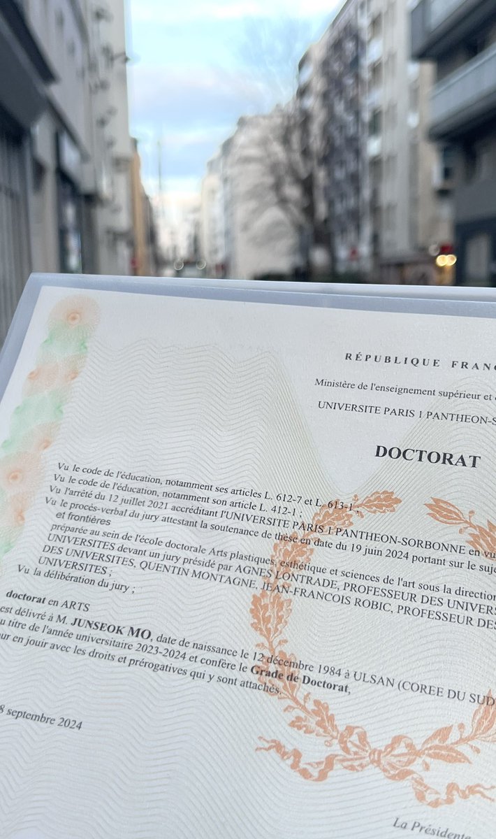 Today, I received my doctoral degree in Visual Arts from the University of Paris 1 Panthéon-Sorbonne. I remain fully committed to my work as an artist-researcher.