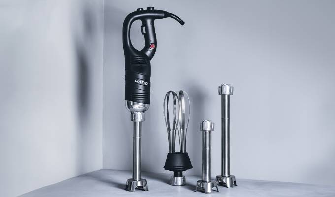 🆕 <a href="/lacormenaje/">Lacor Menaje</a> presentó en @guextmadrid la batidora profesional Rapid. 

📍 Versatilidad con su brazo triturador y batidor intercambiable: desde mezclar y batir hasta triturar y hacer purés.
📍 Fácil colocación y desmontaje del brazo.

Léelo aquí ▶ tinyurl.com/4e7vp4vs