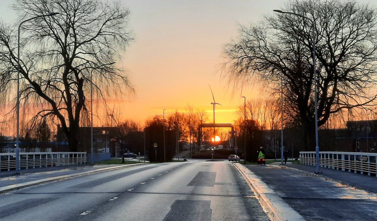 De zon komt over de brug vandaag!
#zonsopkomst #onderweg #Delfzijl #mooieluchten #winter #januari
