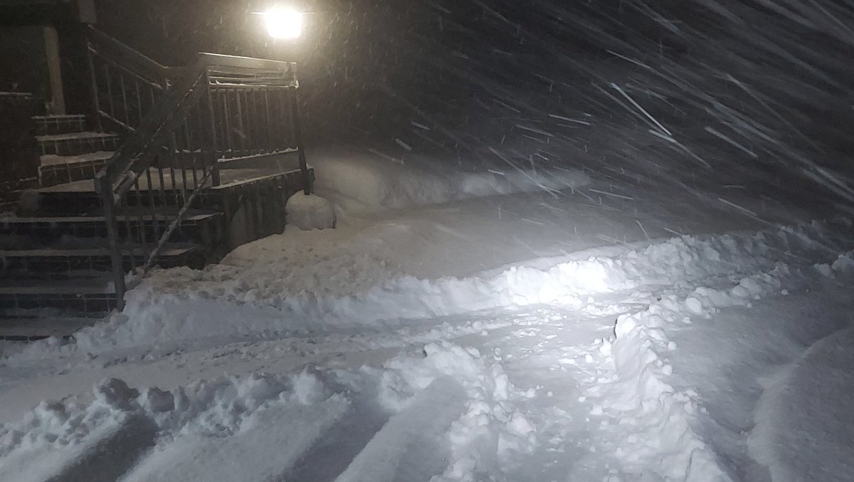 「朝に除雪車が出動しない程度の積雪の状態から、以後降り続けるパターンが最悪。夕方に」|浅利与一義遠のイラスト