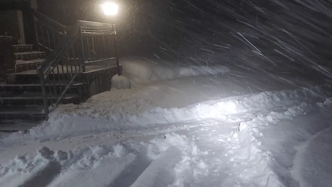朝に除雪車が出動しない程度の積雪の状態から、以後降り続けるパターンが最悪。夕方には雪に閉じ込められて身動き取れなくなる。明日の朝には除雪車が来るし、業者さんに時間いくらで除雪車を出してもらう事も可能なので、問題は無い。が、出掛ける気満々だった師匠は、封じられて不貞寝状態。 