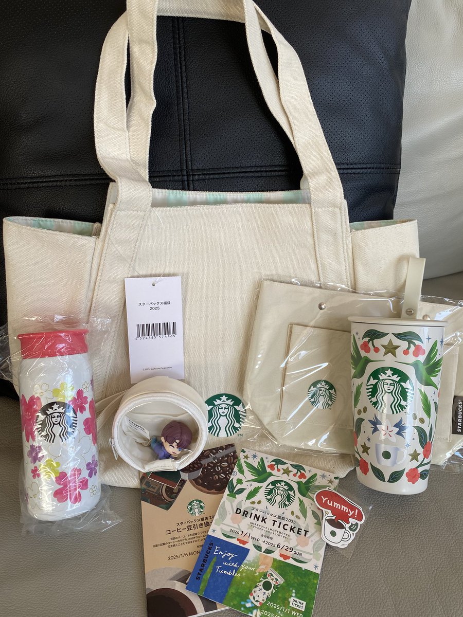 スタバの福袋2年ぶりに当選😭
やっぱりスタバの福袋は良い、、、（ランダムで入る小物2年前に比べて減った？？）
でもかわいい花柄タンブラーがきてくれてホクホクです☺️
※片面クリアなストラップポーチはついにスタバもオタ活応援グッツで来たか！とおもったけどちがったか、、、笑