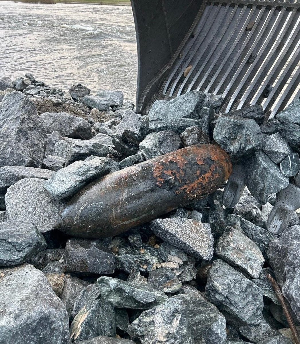 Weltkriegsbombe in #Dresden in der Baustraße der eingestürzten Carolabrücke gefunden. Sollte die Bombe scharf sein hätte das massive Auswirkungen. Das Regierungsviertel, die Frauenkirche, der Neumarkt, mehrere Wohnhäuser und dazu große Teile der Altstadt müssten evakuiert werden.