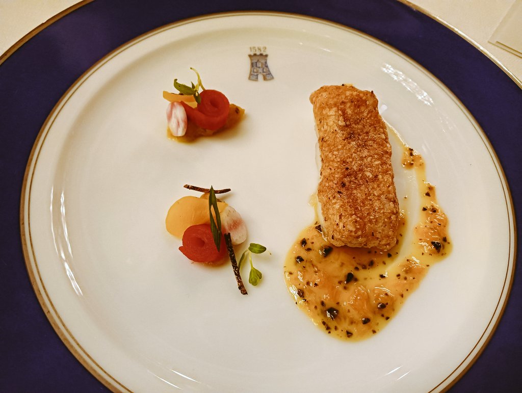 ミシュランの2つ星と3つ星は大差がないレストランが多い。3つ星では？と疑問を持ってしまうレストランもある。
１つと2つ星は論外位の違いがある事が多い。
あー、ここに気づかないとね、とか
これができないからか、とか
わかりやすいお店が多い。
今夜は熱からのドタキャンフレンチお一人様。