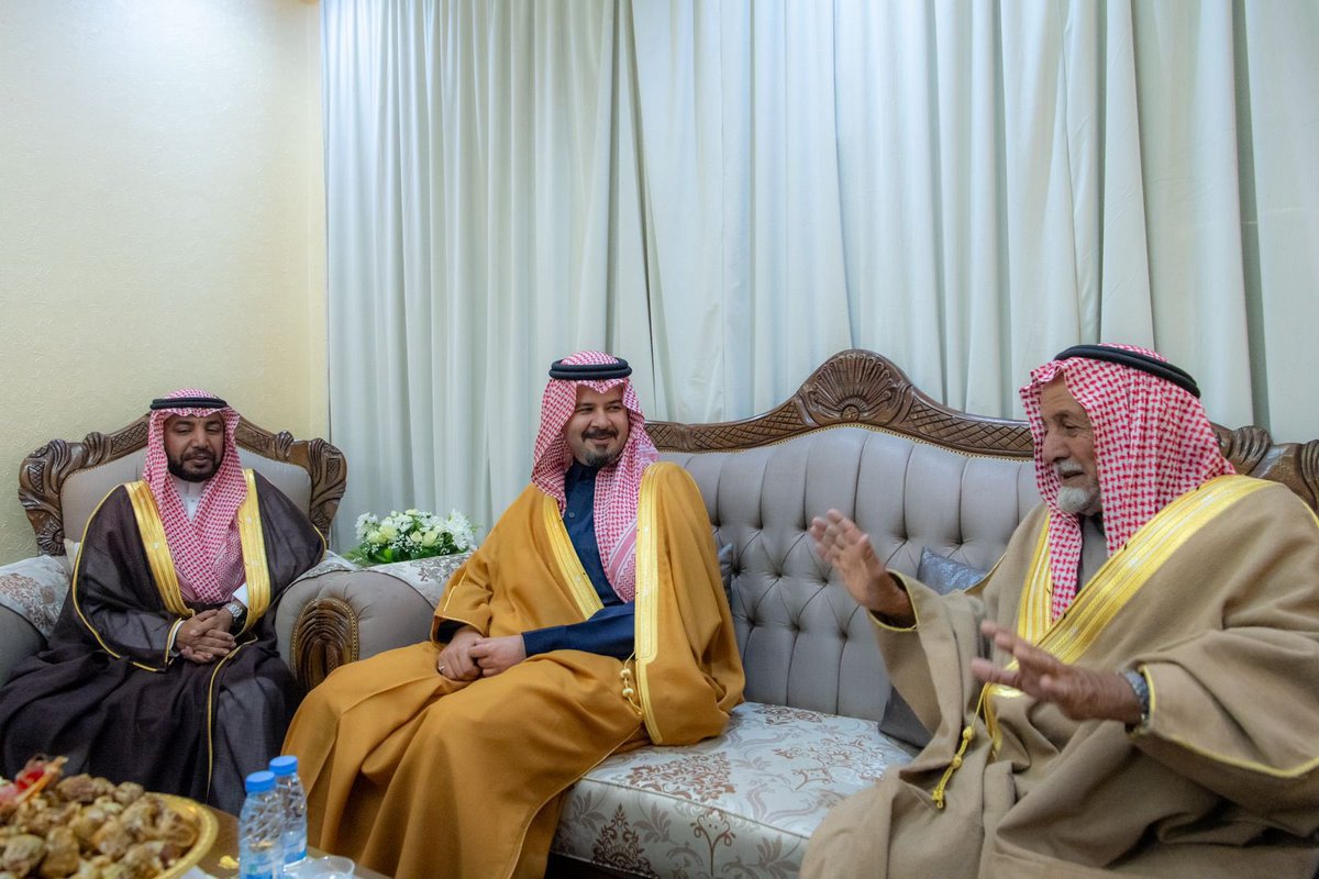 خلال زيارة سموه لمحافظة #العيص..
سمو أمير منطقة #المدينة_المنورة #سلمان_بن_سلطان، يزور شيخ العرف من جهينة، الشيخ سعد بن مسعد العرفي.