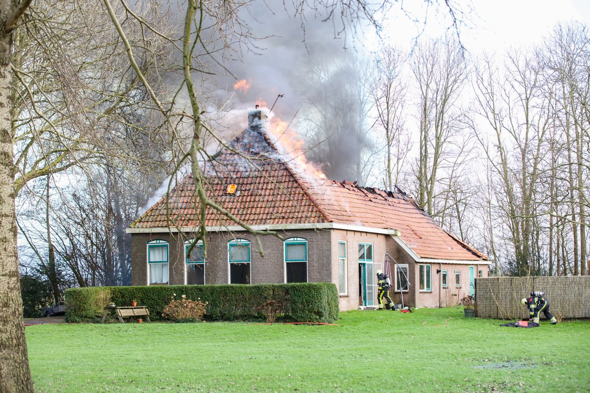 Grote brand verwoest woonboerderij in Nijelamer